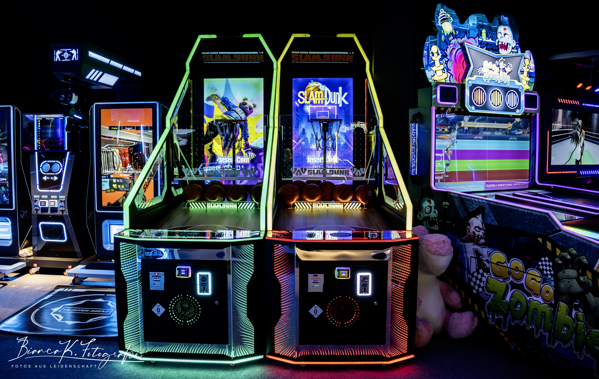 Arcade Halle mit Basketball und Spielautomaten